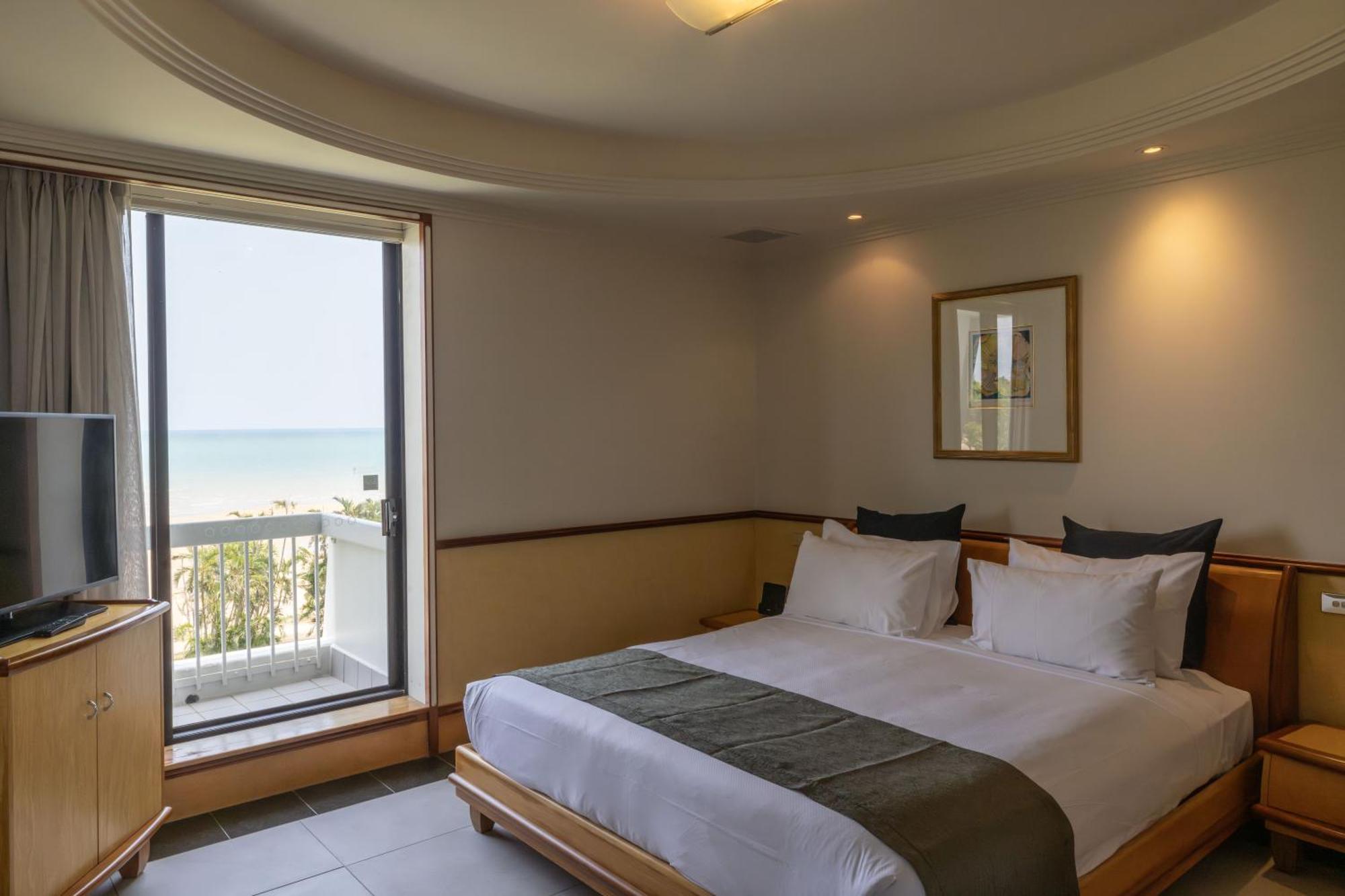 Mindil Beach Casino Resort Darwin Exterior foto A bedroom at the hotel