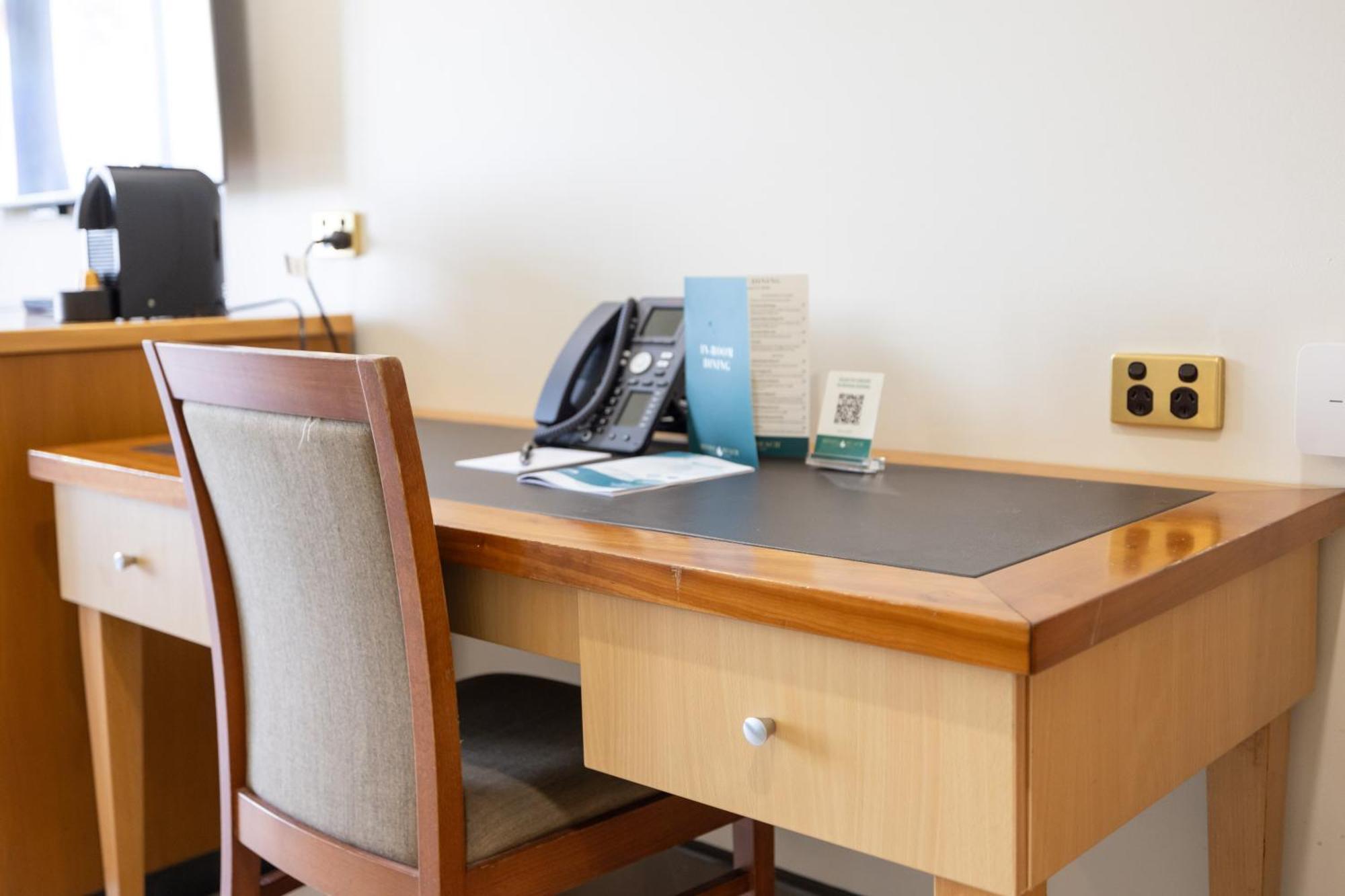 Mindil Beach Casino Resort Darwin Exterior foto A desk with a telephone