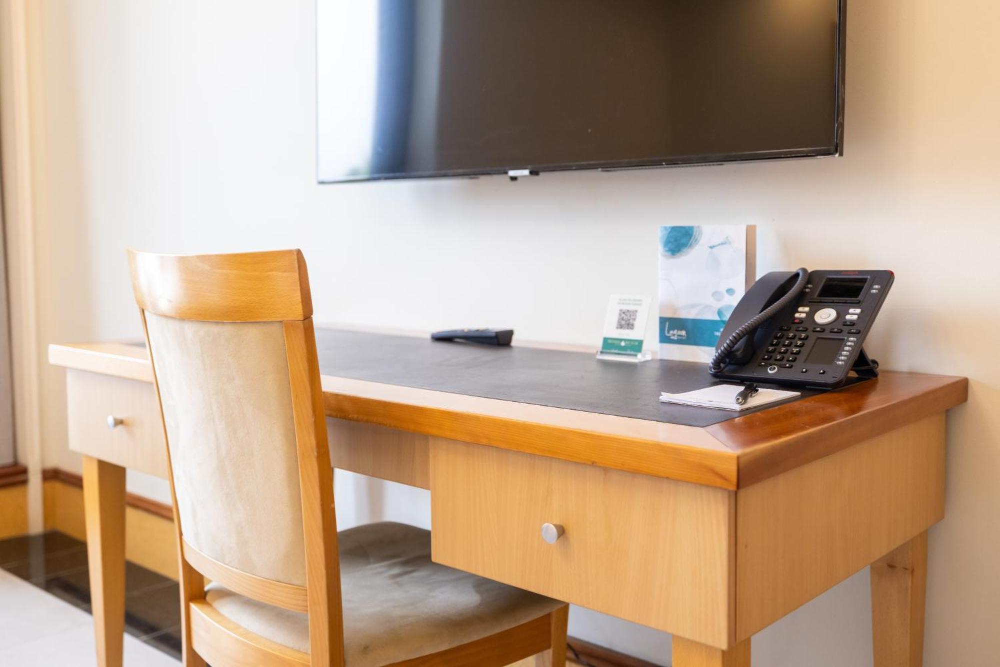 Mindil Beach Casino Resort Darwin Exterior foto A desk with a chair