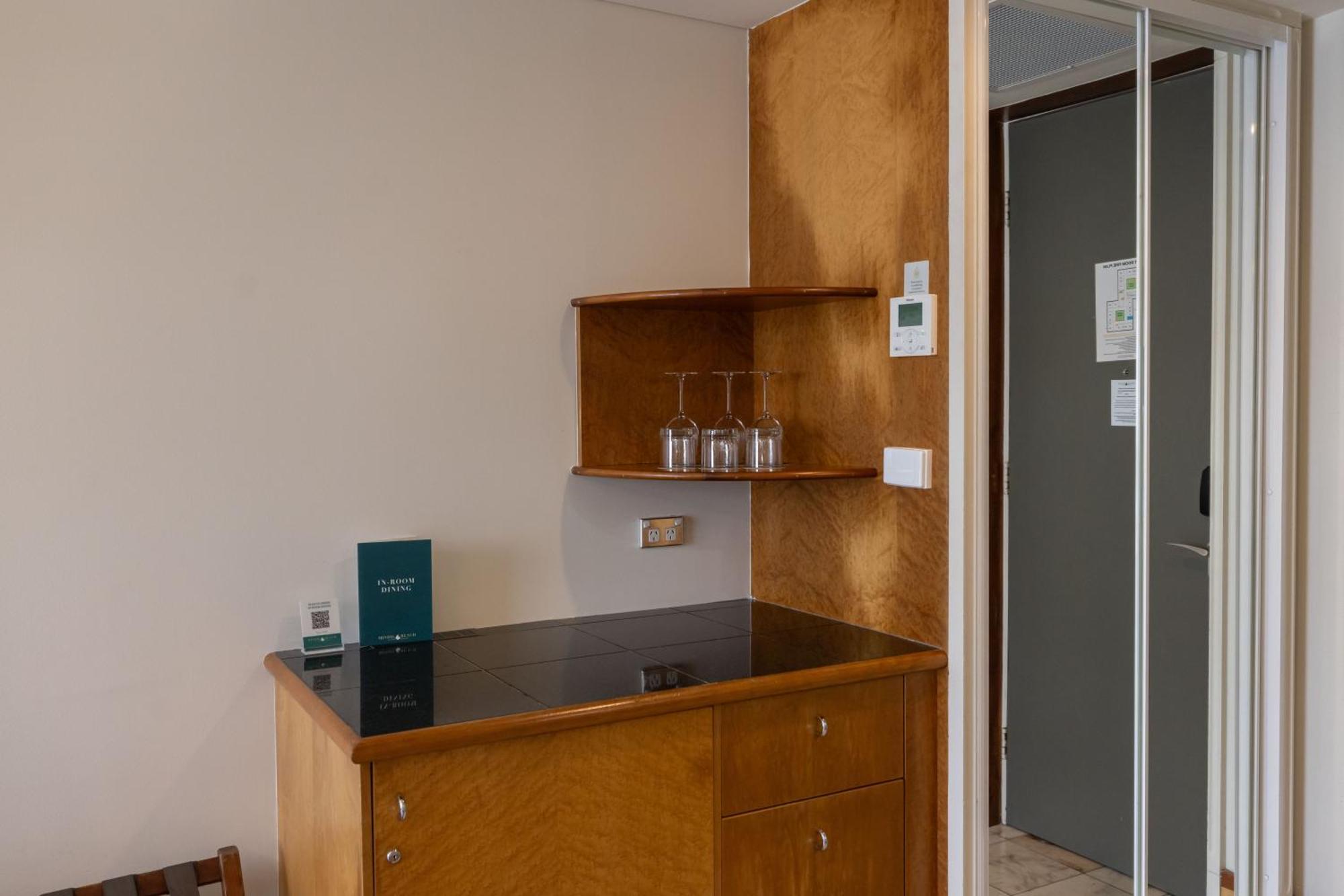 Mindil Beach Casino Resort Darwin Exterior foto A kitchenette in a hotel room