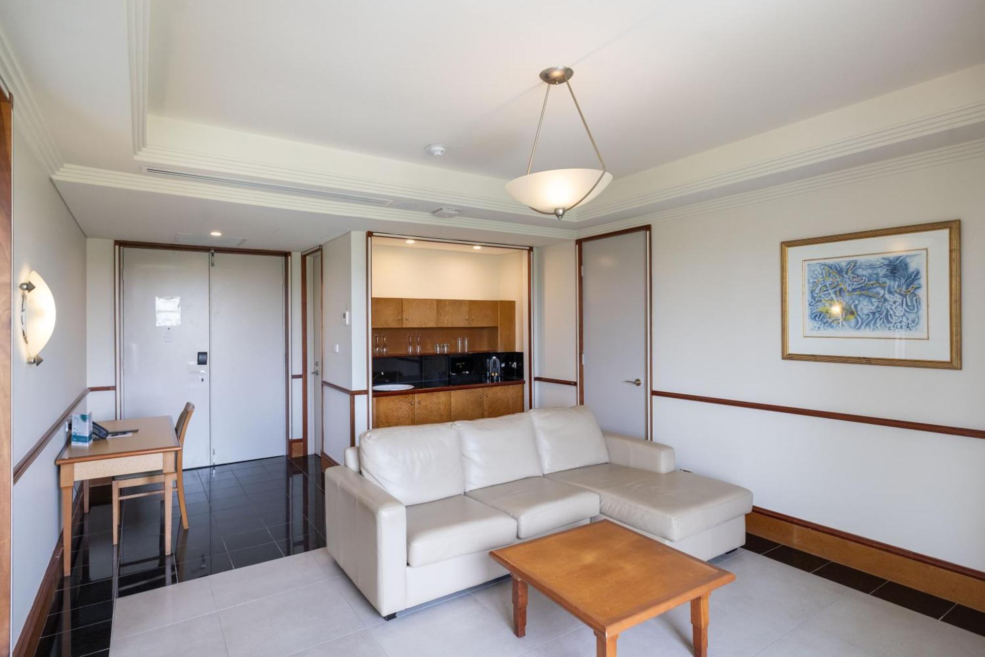 Mindil Beach Casino Resort Darwin Exterior foto A living room in a typical apartment