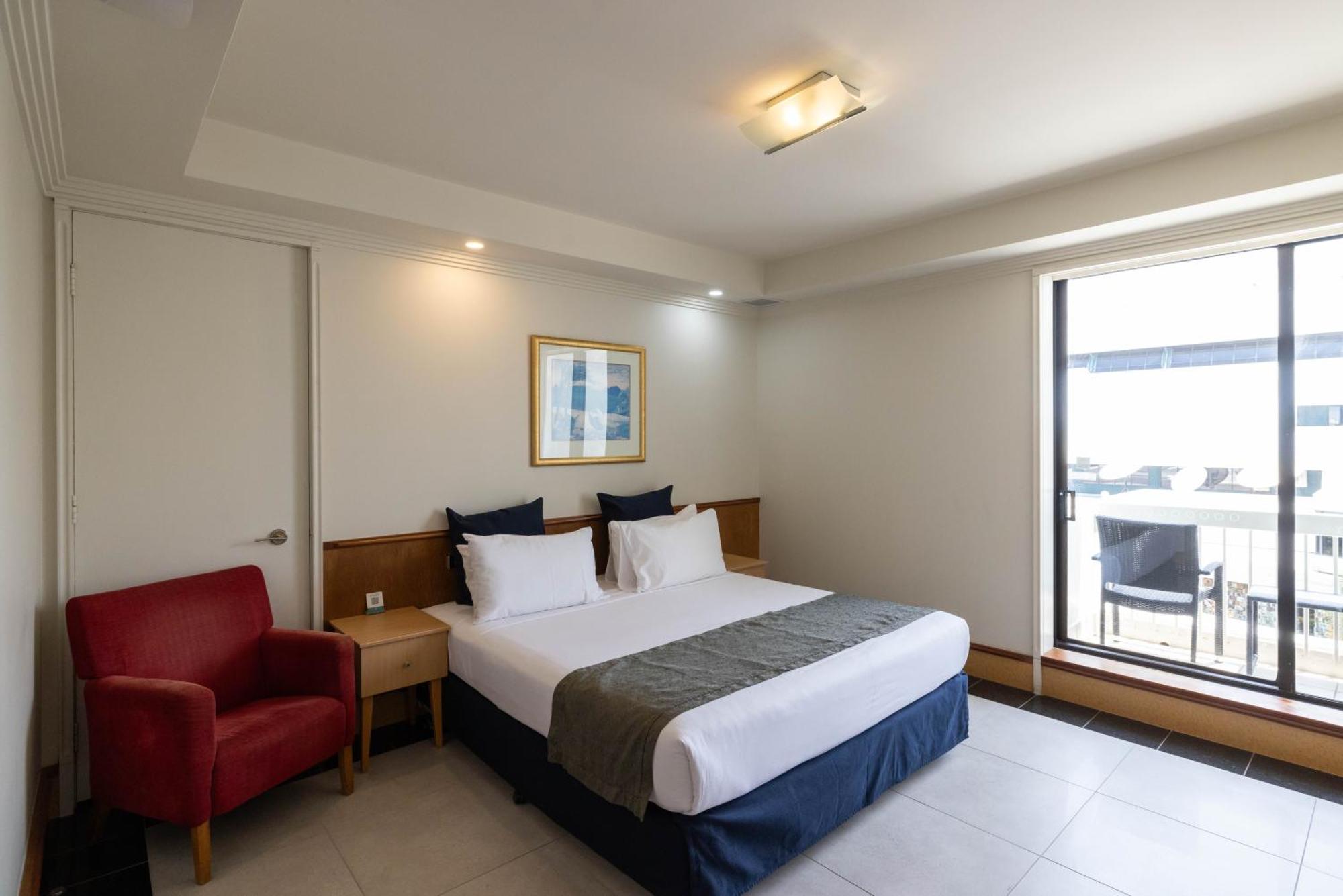 Mindil Beach Casino Resort Darwin Exterior foto A bedroom at the hotel